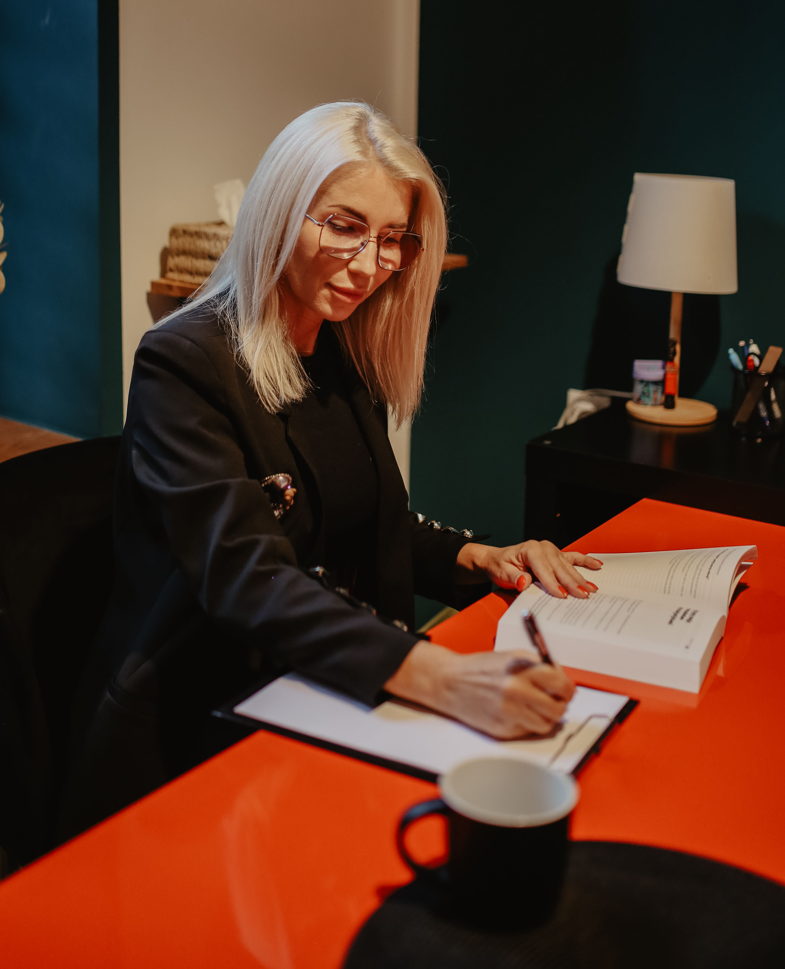 Psycholog Beata Brzozowska za biurkiem